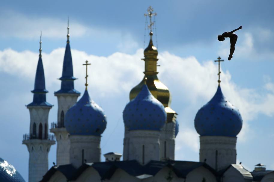 Mondiali di nuoto, Kazan. Suggestive immagini dei preliminari tuffi da 27 metri. Qui in azione il britannico Gary Hunt (Reuters)